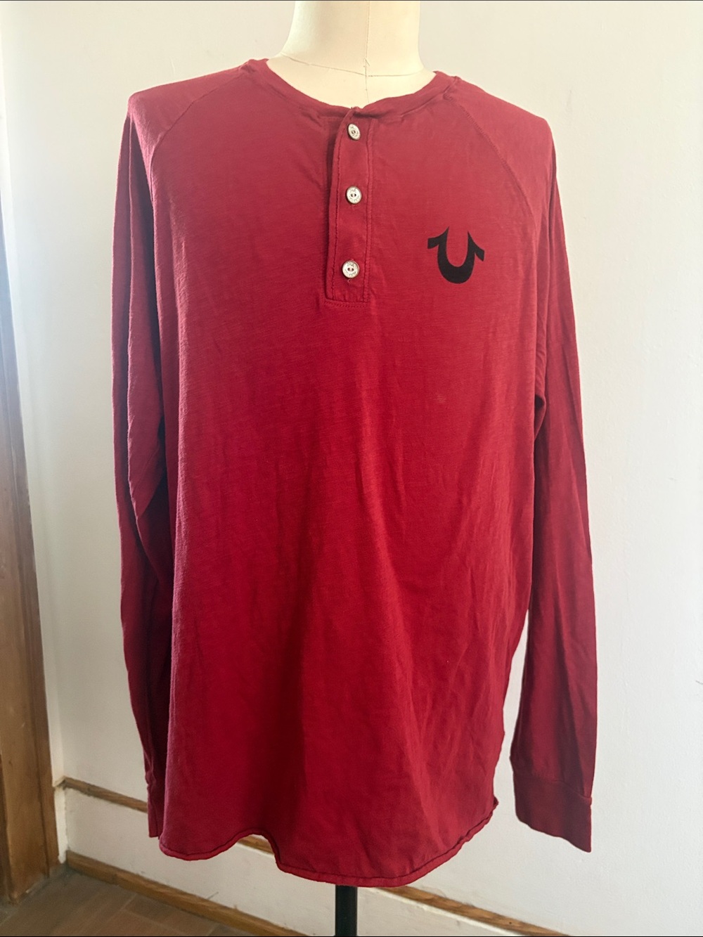 True Religion Red Long-Sleeve Henley with Black Logo XXXLsz